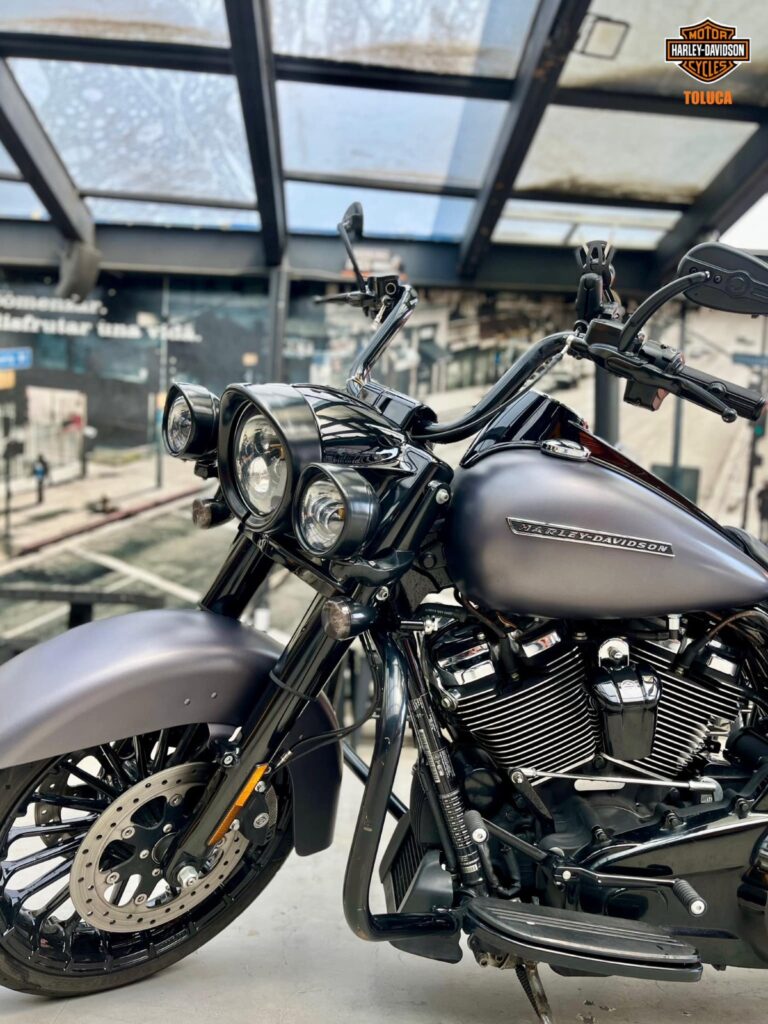 2017 Road King Special 1