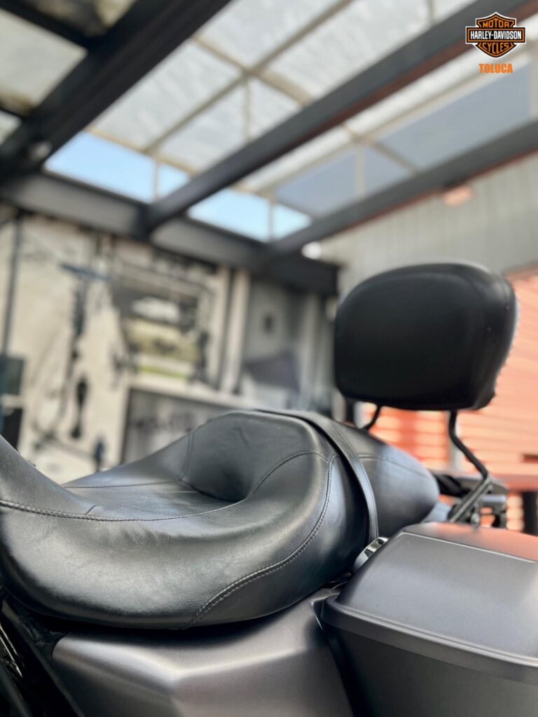 2017 Road King Special 8